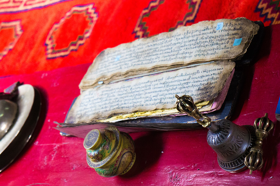 Священные тексты, по которым монахи столетиями здесь проводят пуджи и ритуалы