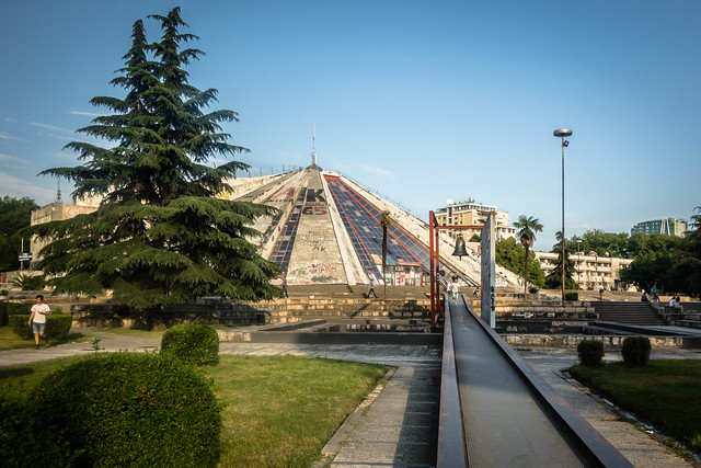 La pyramide de Tirana et la cloche de la liberté à Tirana - Albanie