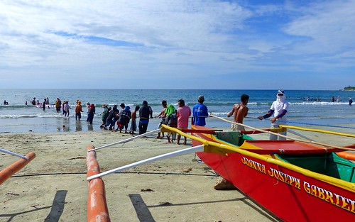 panasonicdmcfz200 ilocosnorte philippines fishermen beach fishingboats bridgecamera publicdomaindedicationcc0 geotagged freephotos panasonic fz200 cco