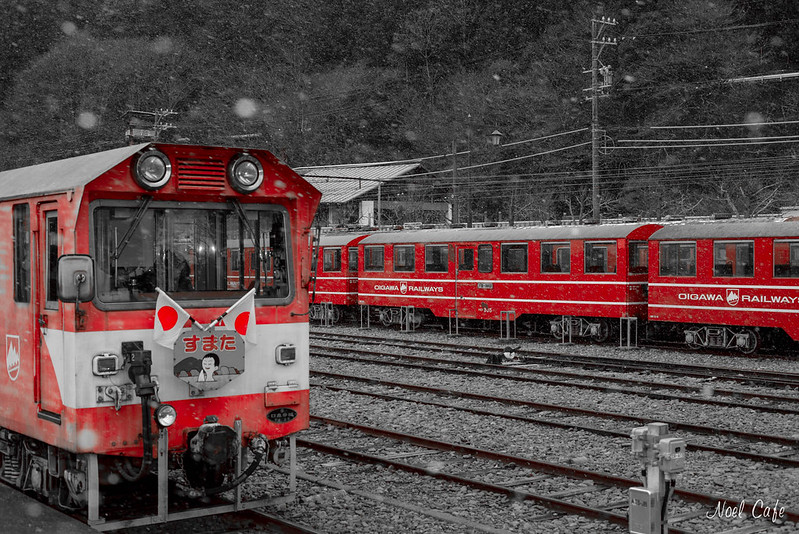 train rouge avec de la neige - 雪と赤い列車 by Noël Café