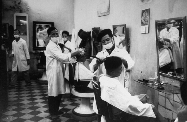 1967 Tiệm cắt tóc tại Hanoi, những người thợ lúc nào cũng đeo khẩu trang. Photo by Lee Lockwood