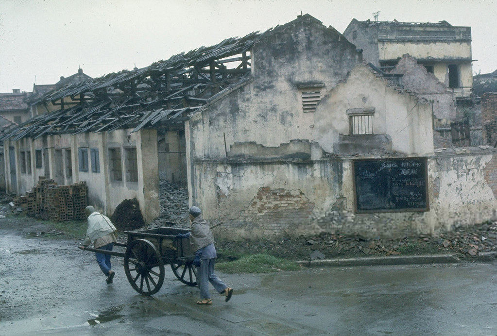 HANOI 1967 - Khu dân cư tại Hà Nội cho thấy những ngôi nhà bị  phá hủy bởi các vụ không kích.
