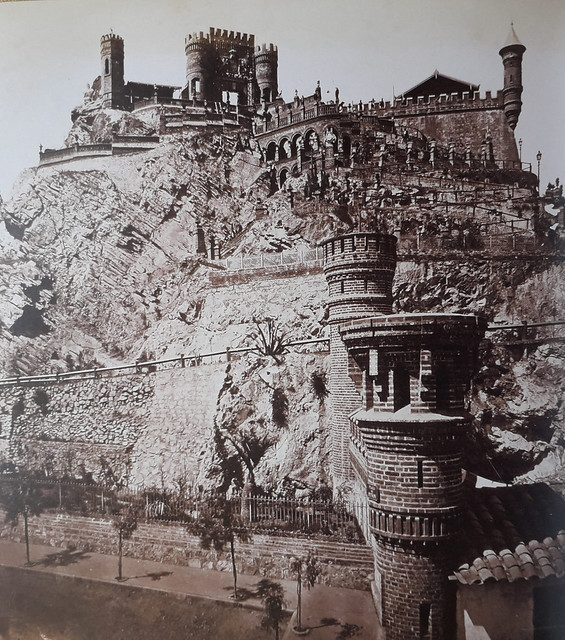 El Cerro Santa Lucía visto desde la techumbre (en construcción) del castillo Dávila, muy arriba se ve la techumbre del primer Teatro que funcionó en el cerro