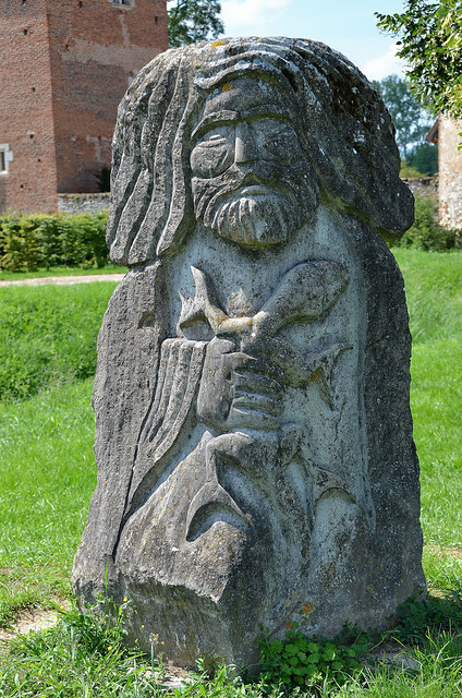 Messey-sur-Grosne (Saône-et-Loire) - Statue devant le château