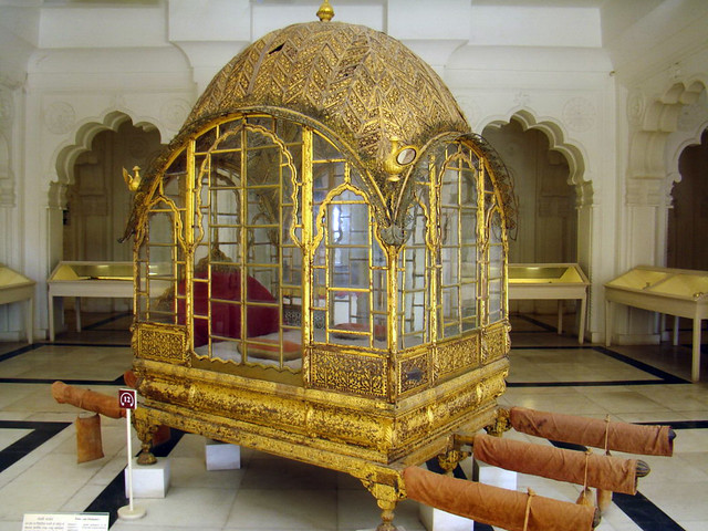 Mahadol Palki palanquín dorado cerrado con cristal del Maharajá Abhay Singh (Gujarat) Museo del Fuerte Mehrangarh en Jodhpur India 36
