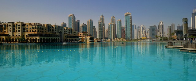 Dubai - Fountain Lake