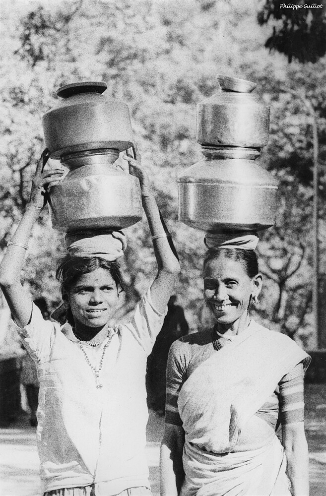 Porteuses d'eau à Elephanta, Inde