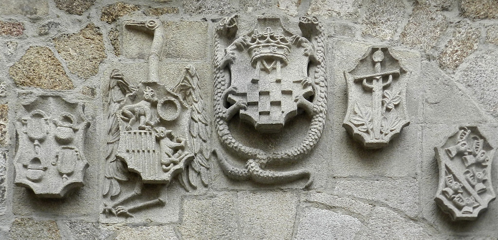 escudos de armas o Heráldicos portada exterior Casa de la Inquisición Ribadavia Orense 02