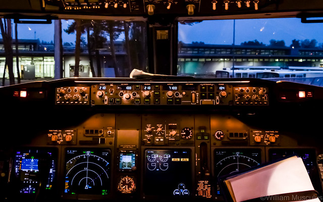 Boeing 737-800 EI-ESP Ryanair cockpit