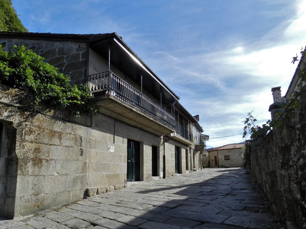 casas con balcones calle Rúa Vilanova 38 Allariz Orense 04