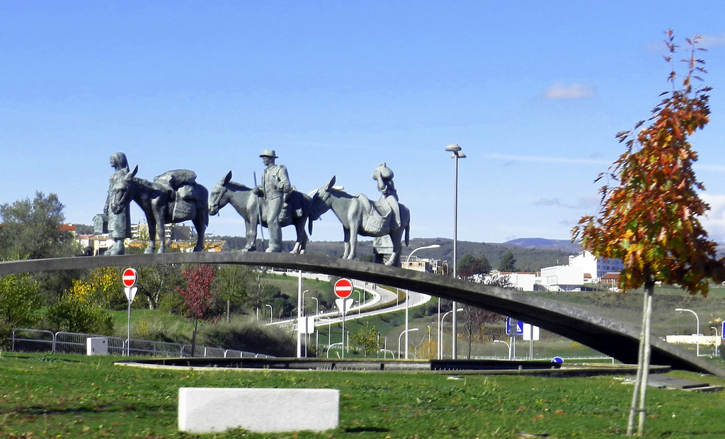 Monumento de la Rotonda del Sabor escultor Barata Feyo Braganza Portugal 06