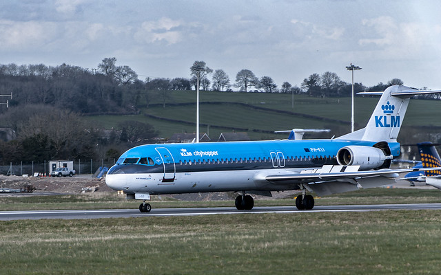 KLM Fokker 100 reversing thrust at Lulsgate