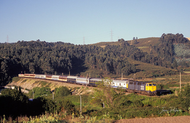333-091-7. Expreso Rías Altas llegando a A Coruña.