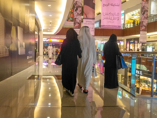 Arabic Male in White Abaya, Women in kandooras , Dubai Mal… | Flickr