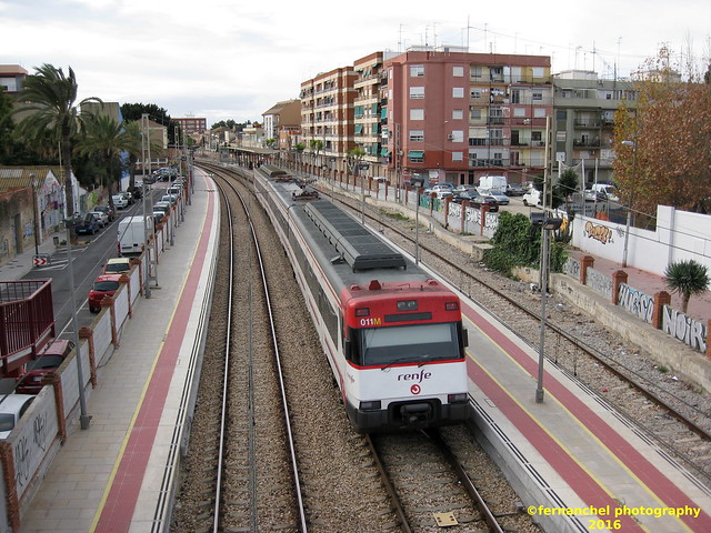 Tren de Cercanías de Renfe entrando en la Estación de ALFAFAR-BENETUSSER. BENETUSSER (Valencia)