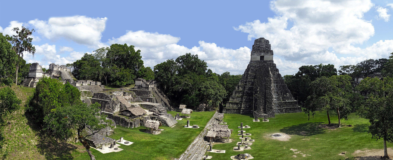 Tikal Gran Plaza ciudad Maya Sitio Arqueologico Guatemala 01