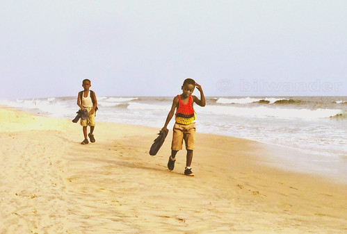 ghana accra atlantic ocean coast beach bay kids west africa african gηανα solo travel bilwander westafrica