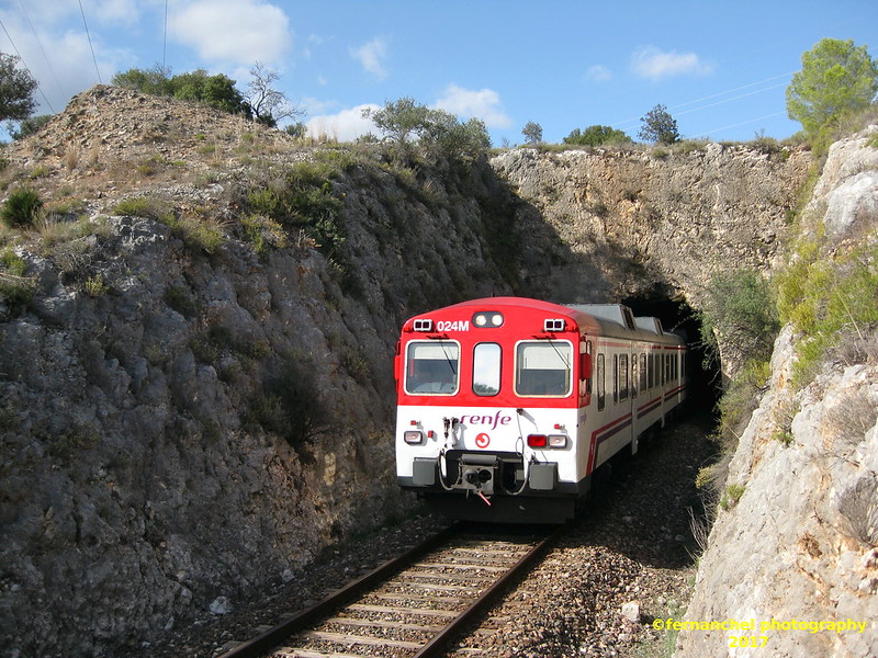 Tren de media distancia de Renfe (Línea Xàtiva-Alcoi) a su paso por BELLÚS (Valencia)