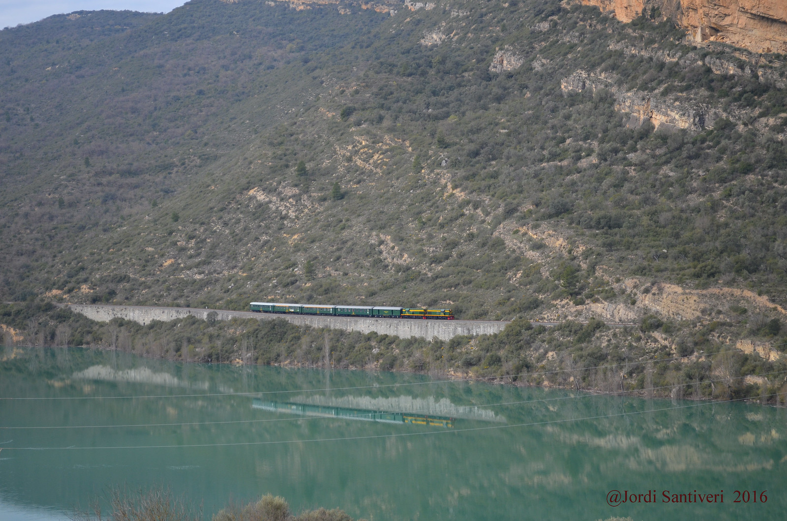 Tren dels llacs reflexat a les aigues de la cua del pantà de Camarasa