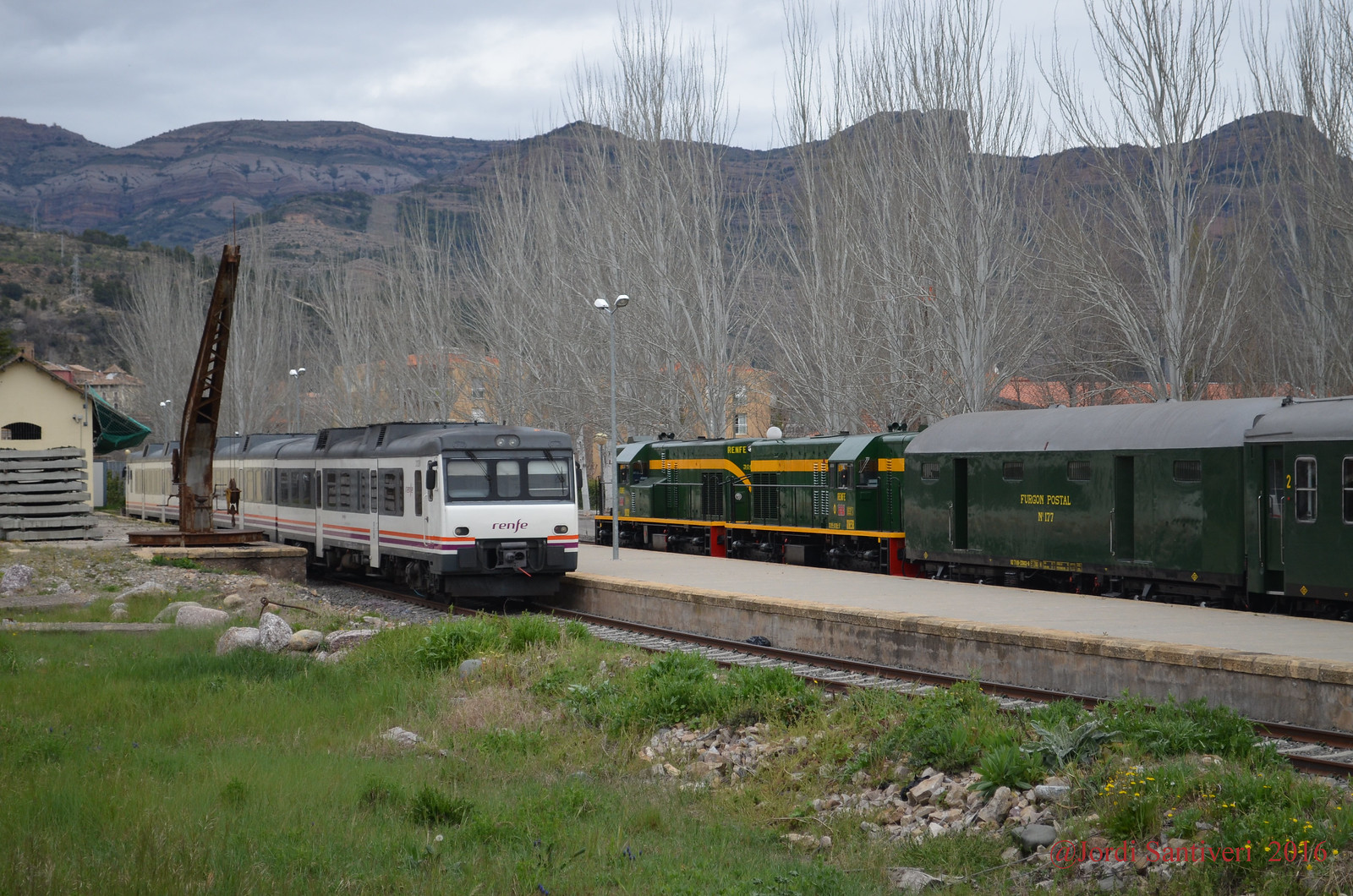 Tren dels Llacs a su llegada a la Pobla de Segur, con el MAN 592 que aseguraba el servicio anterior al histórico
