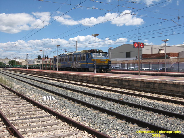 Tren bobinero de Renfe (Locomotora 251.004.8) sin carga a su paso por la Estación de ALGEMESI (Valencia)