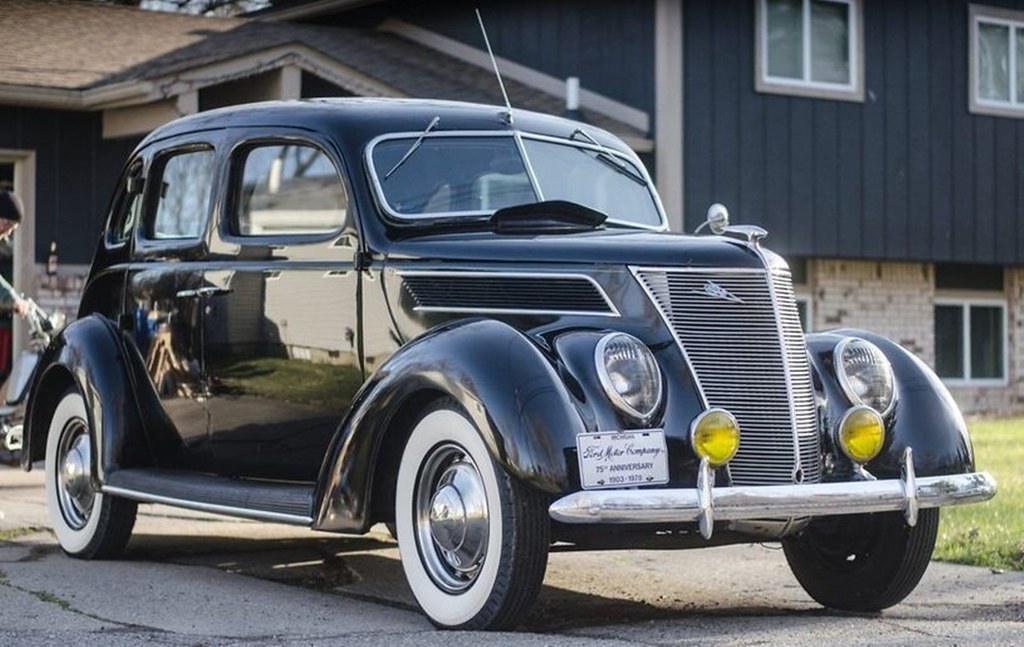 1937 Ford Deluxe V8