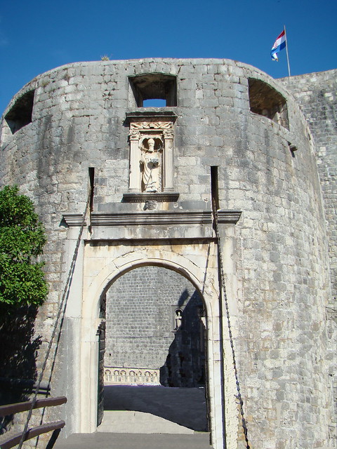Puerta y puente Pile hornacina con San Blas Muralla de Dubrovnic Croacia 01