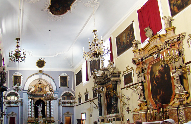 altar mayor y capillas retablos interior iglesia Monasterio de los Franciscanos Dubrovnic Croacia 01