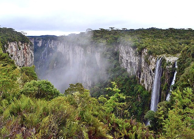 CAMBARA DO SUL, BRAZIL - Itaimbezinho canyon/ КАМБАРА-ДУ-СУЛ, БРАЗИЛИЯ - ущелье Итаинбезинью
