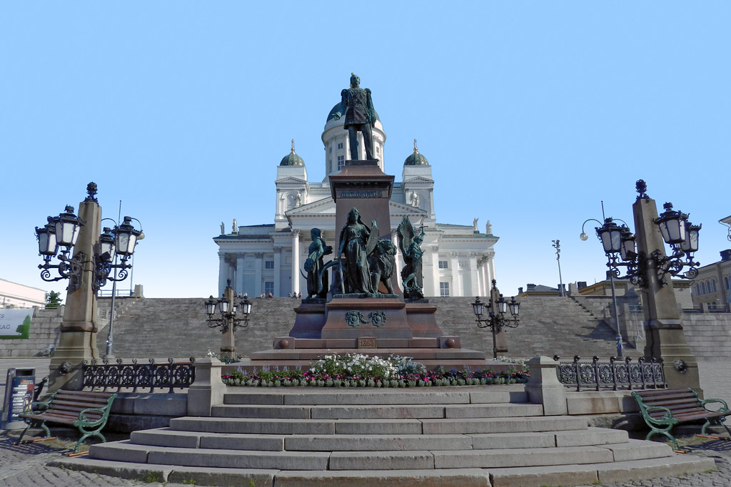 Plaza del Senado monumento a Alejandro II de Rusia y Catedral de Helsinki Finlandia 03