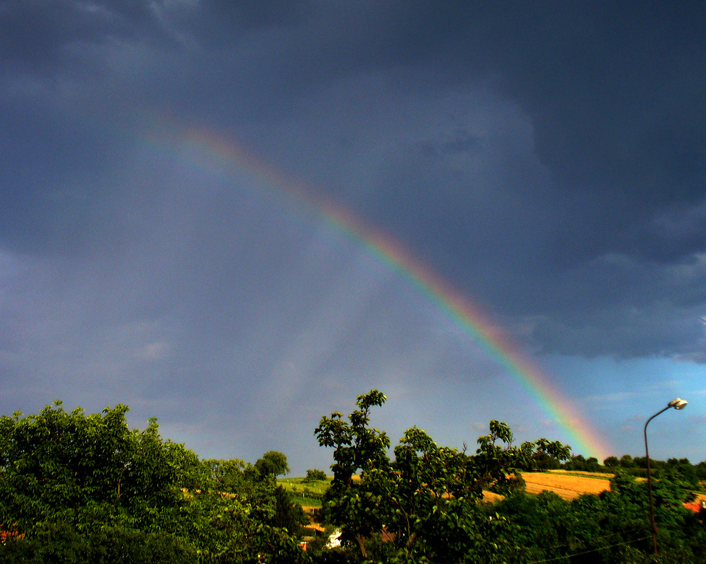 Rainbow + anticrepuscular rays
