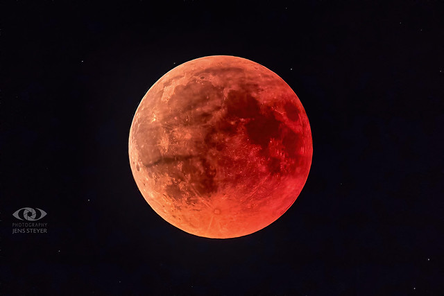 Bloodmoon and the longest total lunar eclipse of the 21st century              ·  ·  ·   (5D4_7440)