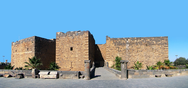 entrada al antiguo castillo fortaleza y exterior del Teatro Romano de Bosra Siria 04