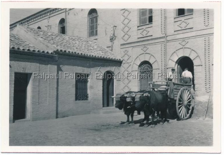 Carro de bueyes en la fábrica de harinas San José, actual hotel San Juan de los Reyes.