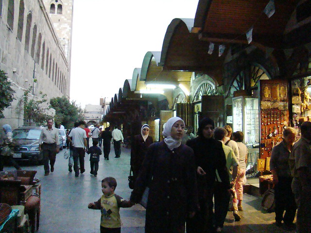 mujer y niño sirio calle con tiendas y exterior de Gran Mezquita Omeya Damasco Siria 065
