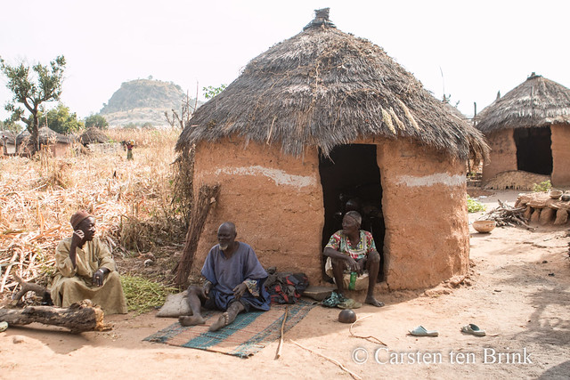 Kambari morning with huts [bc1783e]