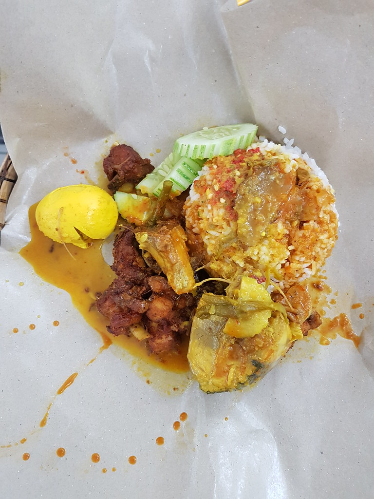 饭配马来小炸鸡块和木鱼和蛋 Nasi + Ayam Goreng Cincang + Ayam Tongkol + Telur rm$11.50 @ Bawal Power Sempoi at Glenmarie, Shah Alam