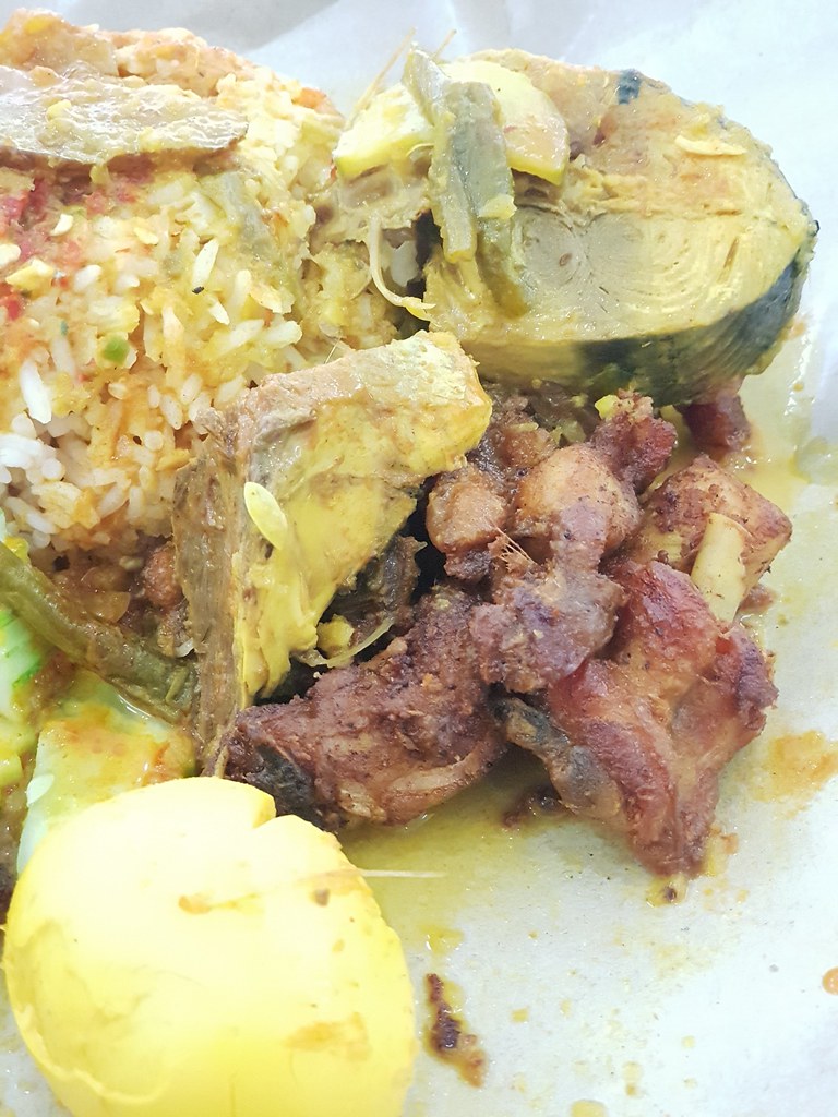 饭配马来小炸鸡块和木鱼和蛋 Nasi + Ayam Goreng Cincang + Ayam Tongkol + Telur rm$11.50 @ Bawal Power Sempoi at Glenmarie, Shah Alam