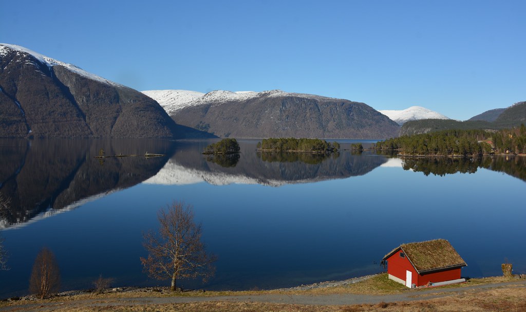 Какое самое глубокое озеро европы. Норвегия озеро МЬЕСА. Хорниндальсватнет Норвегия. Lovatnet озеро Норвегия. Самое глубокое озеро в Норвегии Хорниндальсватнет.