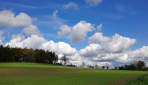 spring frühling landschaft landscape green grün blau blue clouds wolken