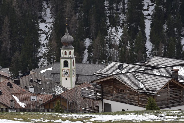 St. Kassian - das einst so idyllische Fischerdorf ;-) hat sich in einen hotelstrotzenden Skitourismusmoloch verwandelt; Südtirol, Italien (1)