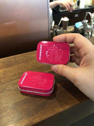 スタバで新しいアフターコーヒーミント発見。今度はミックスベリー味、缶はピンク。このシリーズ、ラムネっぽくて食べるのい… | Flickr