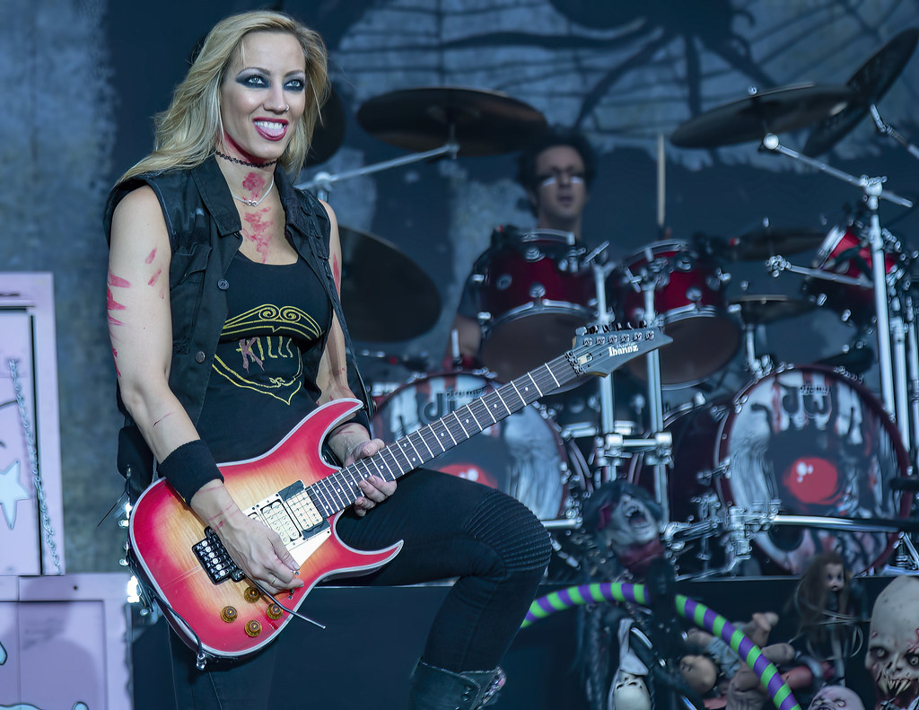 Nita Strauss playing for Alice Cooper @ 2016 Copenhell
