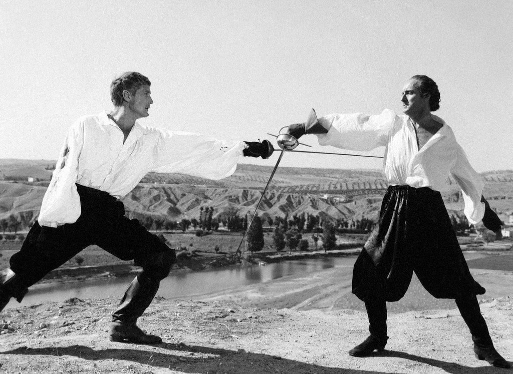 Mediados de 1955, rodaje de "Una Aventura de Gil Blas". Combate de espadachines entre Georges Marchal y Jacques Castelot. Al fondo: el Tajo, la playa de Safont, y los cerros arcillosos toledanos (el famoso "alcaén").