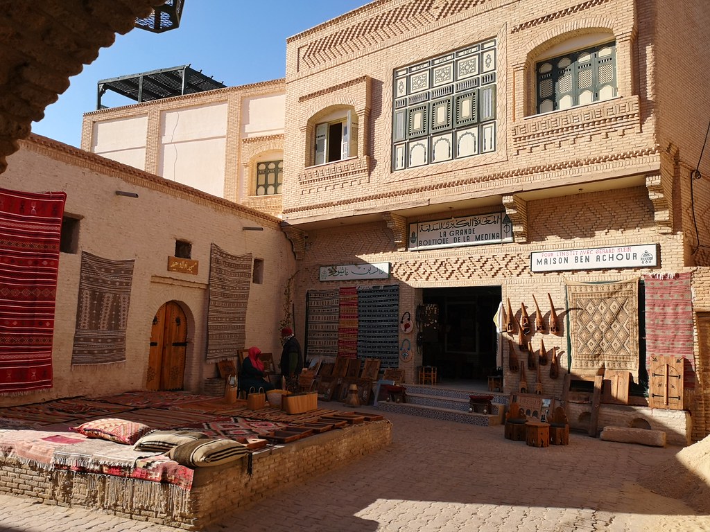 edificio exterior gran boutique de la Medina de Tozeur Tunez