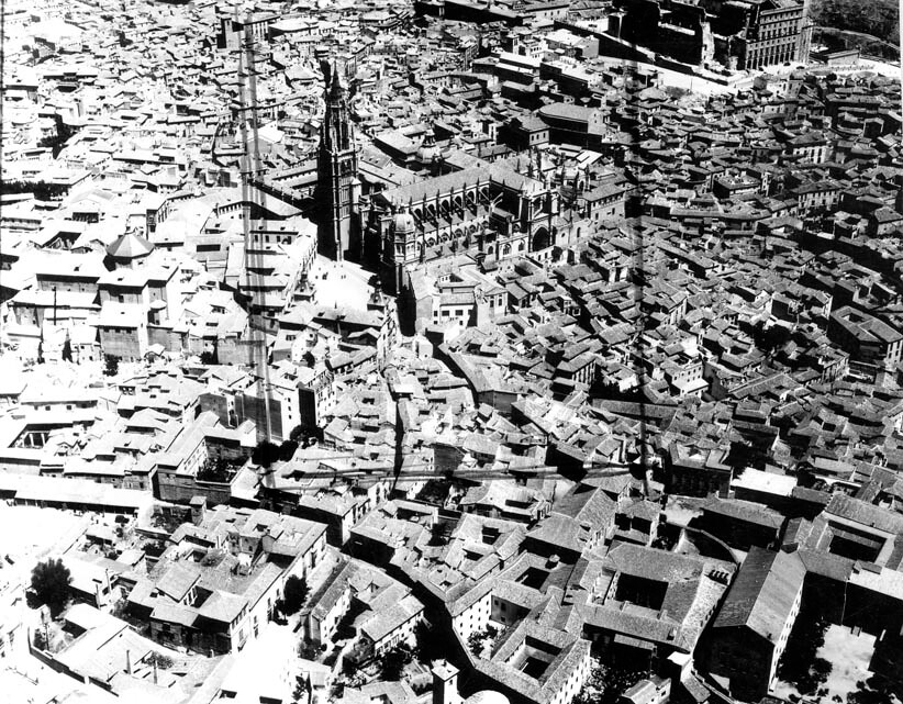 Foto aérea del centro histórico de Toledo tomada entre 1953 y 1955. Fondo Trabajos Aéreos y Fotogramétricos, S. A. (TAF) © Arxiu Nacional de Catalunya, Generalitat de Catalunya