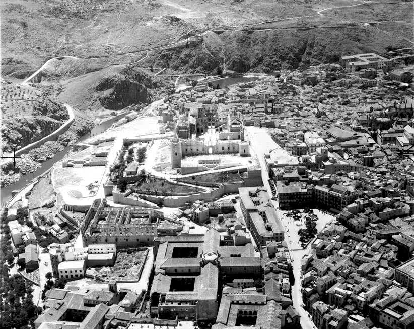 Foto aérea del centro histórico de Toledo tomada entre 1953 y 1955. Fondo Trabajos Aéreos y Fotogramétricos, S. A. (TAF) © Arxiu Nacional de Catalunya, Generalitat de Catalunya