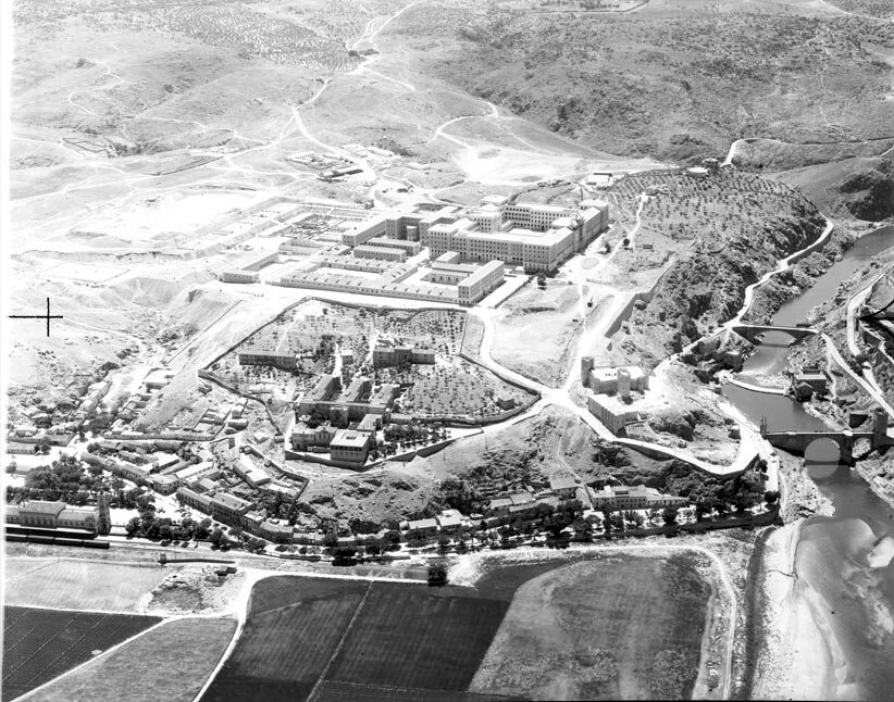 Foto aérea de la Academia de Infantería de Toledo tomada emtre 1953 y 1955. Fondo Trabajos Aéreos y Fotogramétricos, S. A. (TAF) © Arxiu Nacional de Catalunya, Generalitat de Catalunya