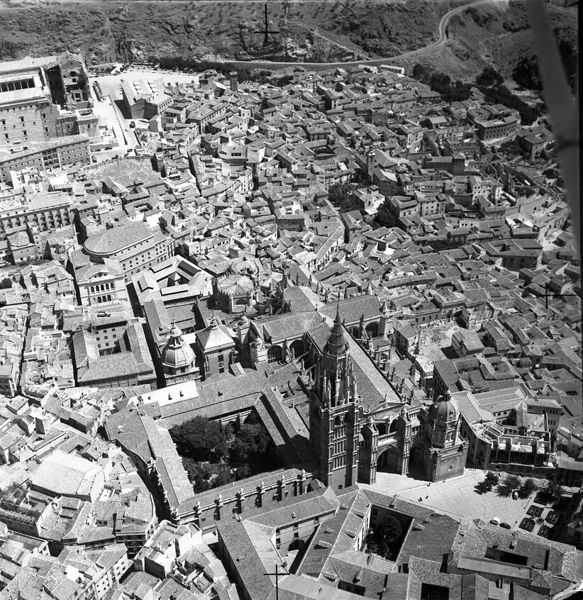 Foto aérea del centro histórico de Toledo tomada el 12 de agosto de 1960. Fondo Trabajos Aéreos y Fotogramétricos, S. A. (TAF) © Arxiu Nacional de Catalunya, Generalitat de Catalunya