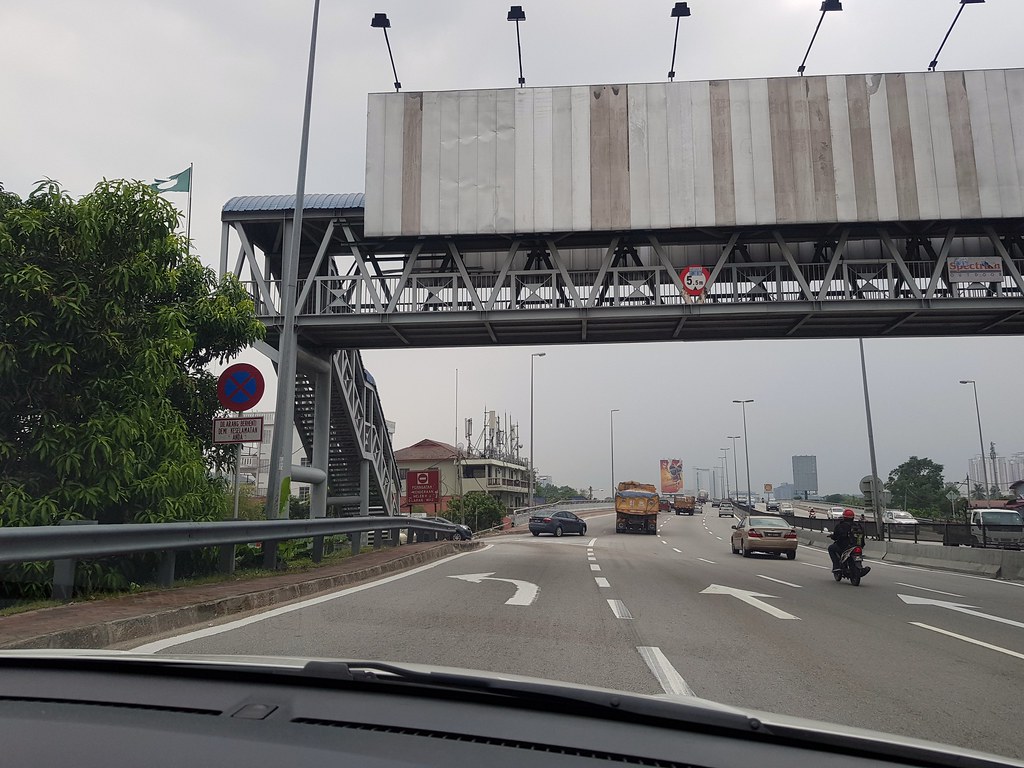 (2) After U-Turn from the Toll, immediate keep left and turn left into Kampung Tengah (USJ to Puchong Bandar Puteri with Toll Free)